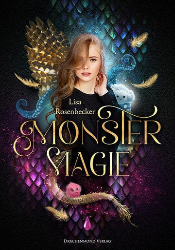 Das Cover zeigt mittig eine junge Frau in einem schwarzen Langarmshirt mit blonden Haaren. Der Titel steht mittig auf dem Cover, der Name der Autorin steht oberhalb des Titels. Hinter der jungen Frau sind blau-grün-rosa schillernde Schuppen abgebildet. Sie wird umrundet von zwei kleinen Wolkenmonstern. Der Rest des Hintergrundes ist schwarz.